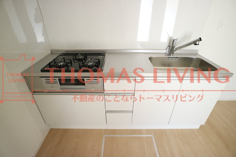 キッチン　3口コンロ・グリル付きで御座います。