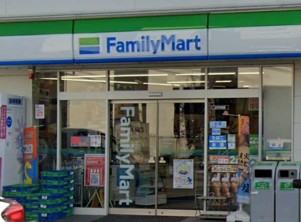 コンビニ　ファミリーマート 世田谷中町店（コンビニ）まで706m
