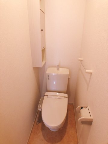 トイレ　温水洗浄便座完備・あったら嬉しい収納棚付き