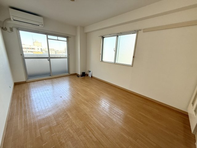 居室・リビング　エアコン付き8帖の洋室です♪