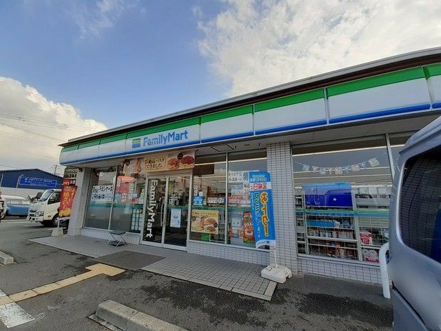 コンビニ　ファミリーマート様（コンビニ）まで134m