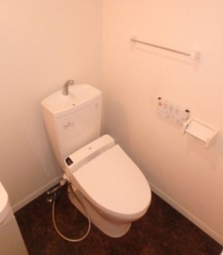 トイレ　落ち着いた色調のトイレです
