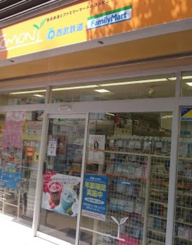 コンビニ　ファミリーマート トモニー西武新宿駅店（コンビニ）まで574m
