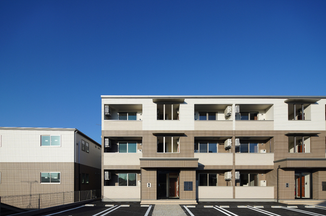 建物外観　マンションタイプの３階建て