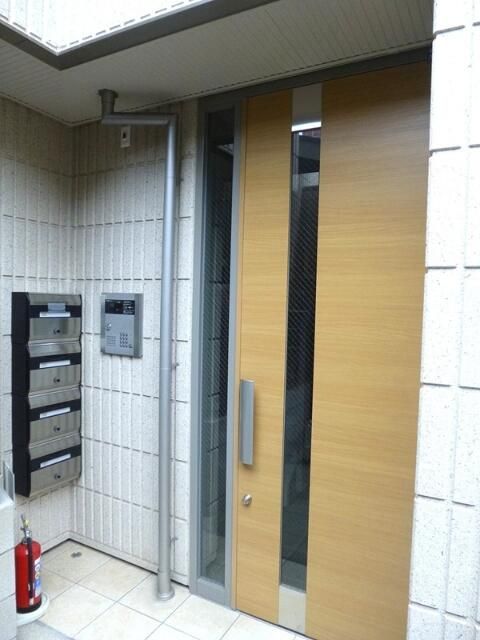 東急田園都市線 三軒茶屋駅 徒歩2分 3階建 築13年の外観写真