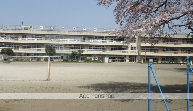 小学校　館林市立第六小学校（小学校）まで735m