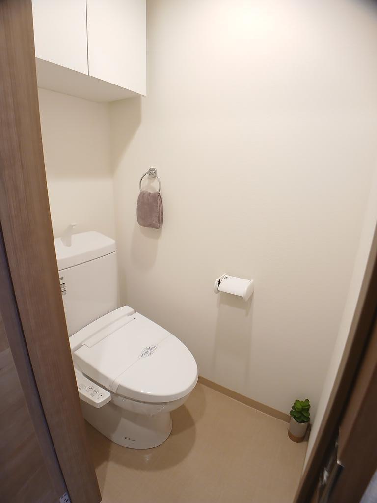 トイレ　トイレの上に収納できて便利♪