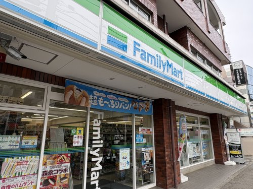 コンビニ　ファミリーマート たまプラーザ店（コンビニ）まで745m