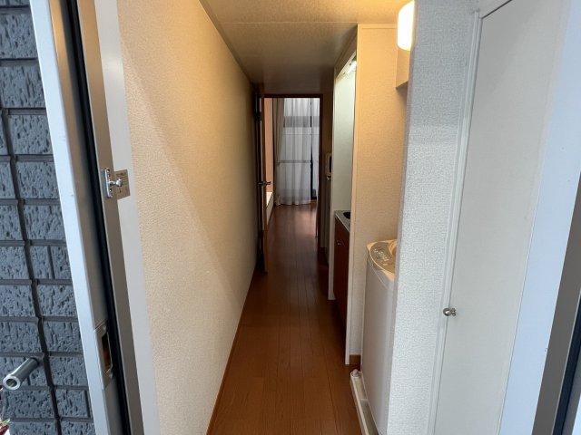 玄関　「同タイプの部屋の写真です」「現況優先」