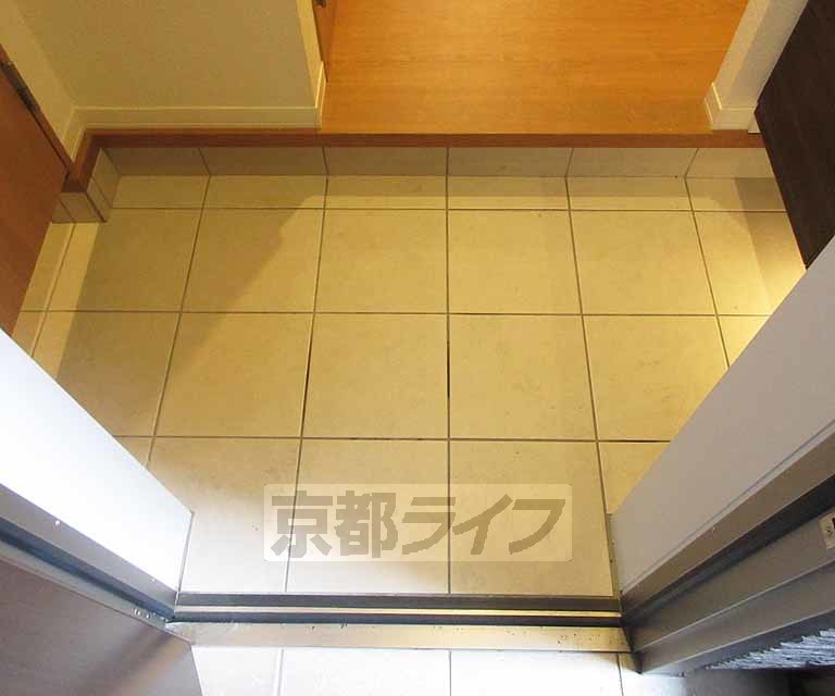 地下鉄東西線 椥辻駅 徒歩1分 3階建 築10年の玄関写真