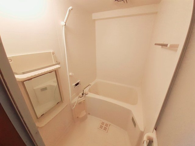 バス・シャワールーム　コンパクトで使いやすいお風呂です