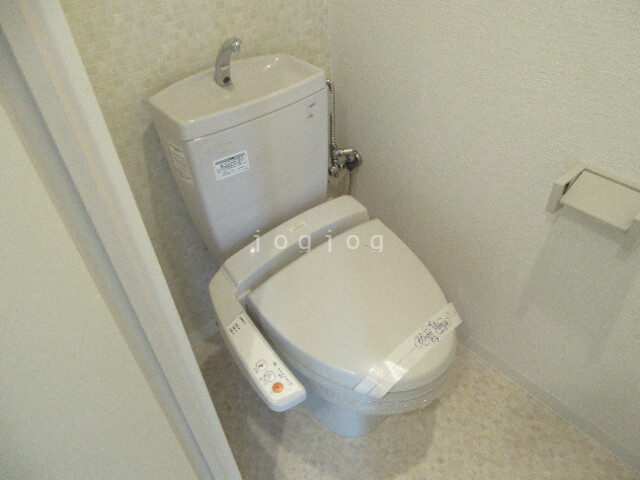 トイレ　嬉しい温水洗浄便座付きのトイレです。