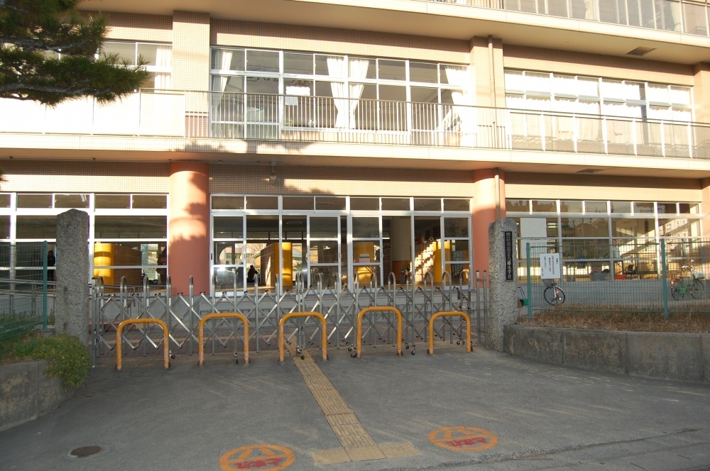 小学校　四日市市立 八郷小学校（小学校）まで1187m