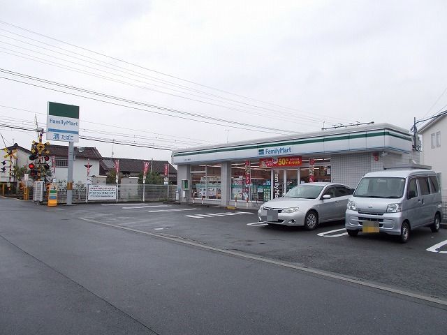 コンビニ　ファミリーマート耳成駅前店様（コンビニ）まで800m