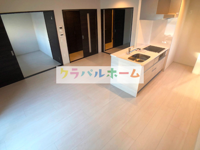 地下鉄御堂筋線 西中島南方駅 徒歩5分 8階建 築7年の居間写真