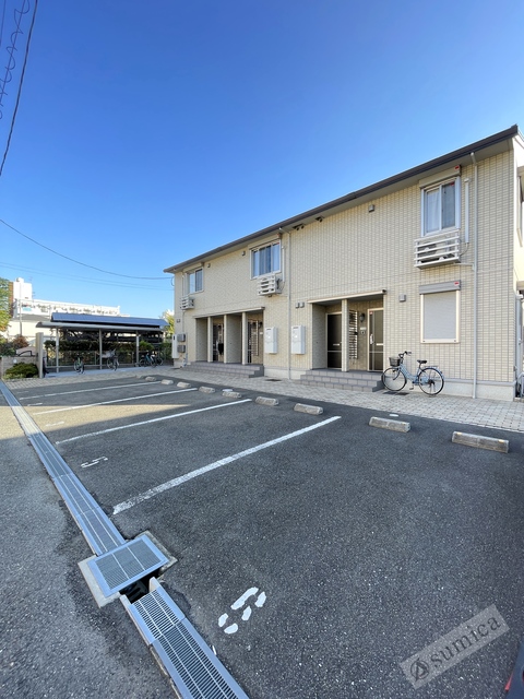 駐車場　広々とした駐車スペース。ハイルーフ車ＯＫ。