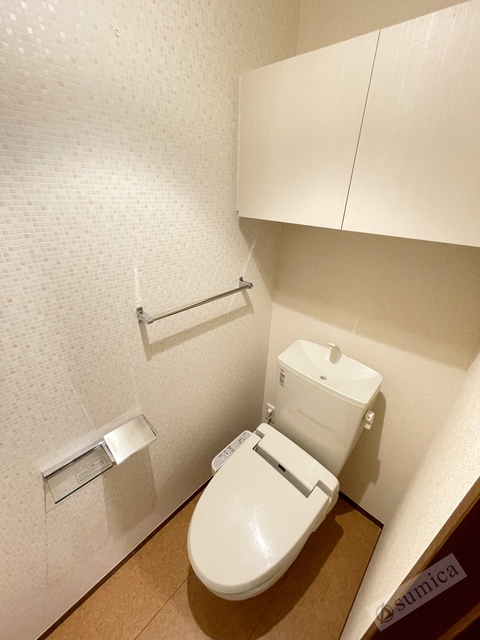 トイレ　人気アイテムの温水洗浄便座。清潔感のあるトイレです。