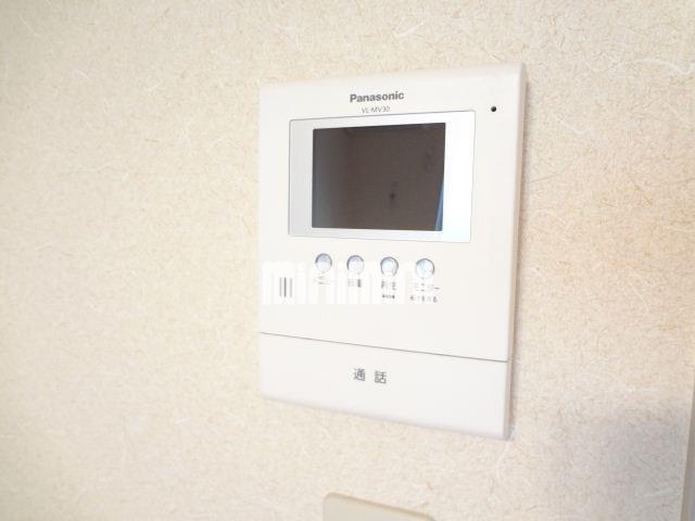 エントランス　訪問者の顔が分かるＴＶ付きモニターホンです。