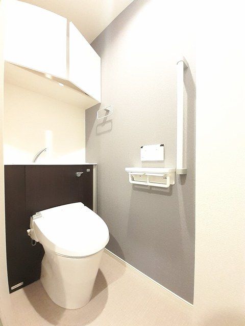 トイレ　落ち着いた色調のトイレです