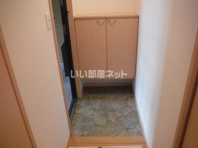 ＪＲ奥羽本線 弘前駅 バス乗車時間：30分 最寄りバス停で下車 徒歩8分 2階建 築22年の玄関写真