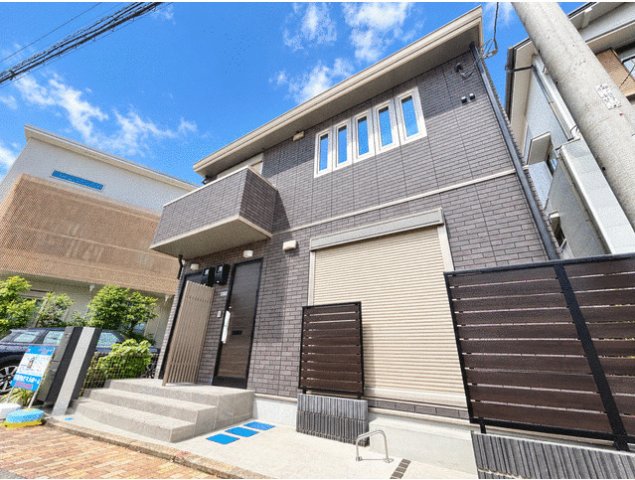 エントランス　重厚感のある建物デザイン♪