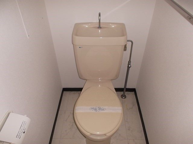 地下鉄空港線 大濠公園駅 徒歩7分 8階建 築38年のトイレ写真
