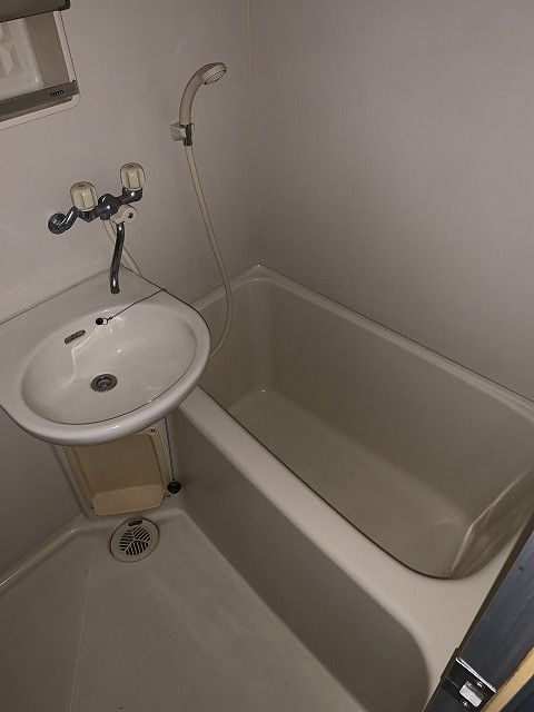 バス・シャワールーム　コンパクトで使いやすいお風呂です