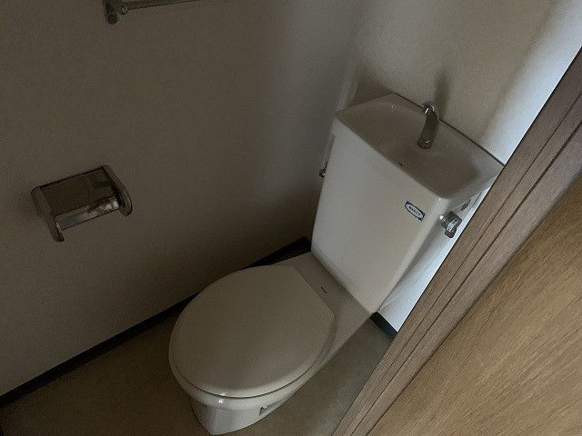 トイレ　落ち着いた色調のトイレです