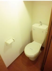 湘南新宿ライン高海 籠原駅 徒歩14分 2階建 築22年のトイレ写真
