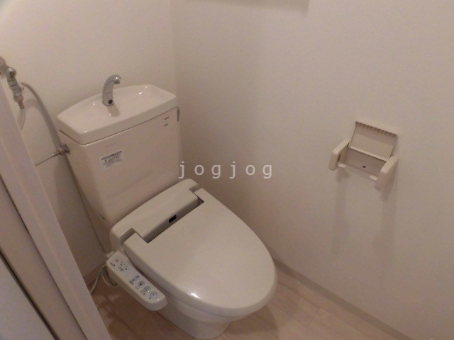 トイレ　嬉しい温水洗浄便座付きのトイレです。