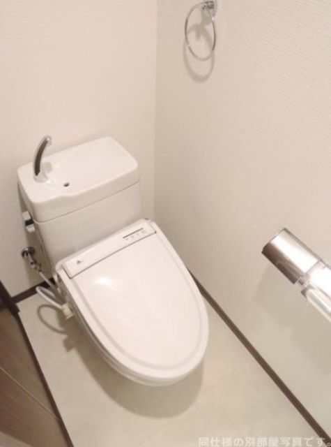 南海高野線 浅香山駅 徒歩4分 3階建 築15年のトイレ写真