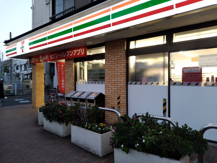 コンビニ　セブンイレブン（コンビニ）まで500m