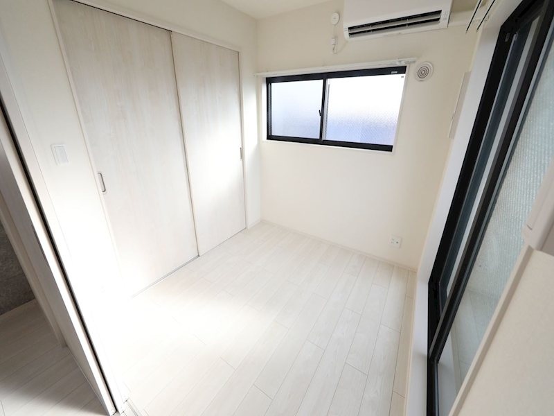 その他部屋・スペース　洋室3.4帖　エアコン付き　収納スペース充実しています