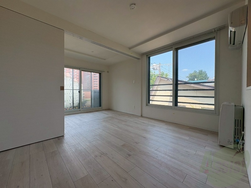 居室・リビング　日当たりが良くて心地よく過ごせそうなお部屋です。