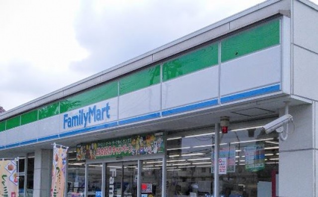 コンビニ　ファミリーマートかわだ多摩川二丁目店（コンビニ）まで303m