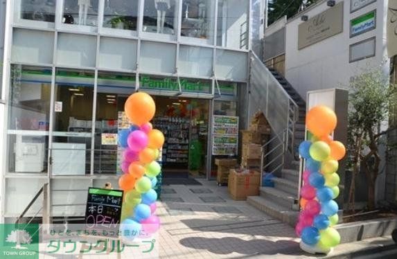 コンビニ　ファミリーマート表参道南店（コンビニ）まで110m