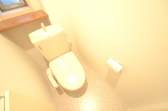 トイレ　温水洗浄便座付きのトイレです♪