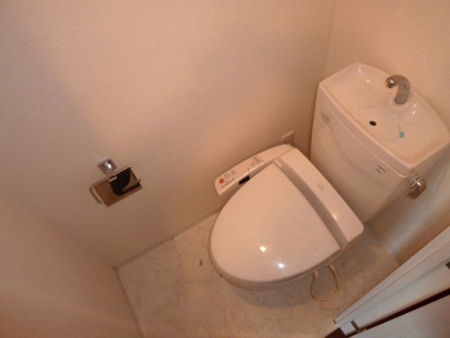 トイレ　温水洗浄便座付きのトイレです。