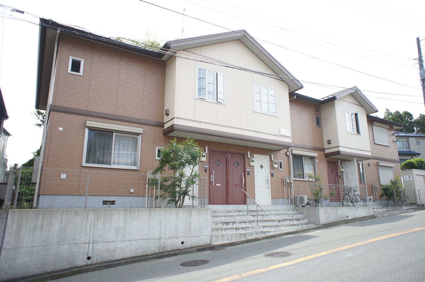 建物外観　バス通り沿いに立地しています！