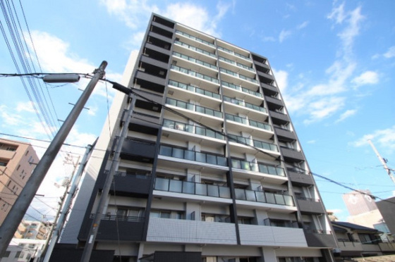 【岡山市北区南中央町のマンションの建物外観】