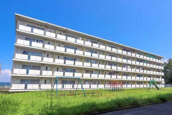 田辺市目良のマンションの建物外観