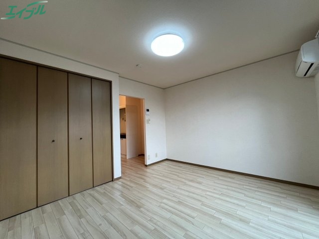 居室・リビング　別部屋同型写真です。