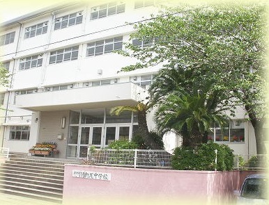 中学校　北九州市立折尾中学校（中学校）まで717m