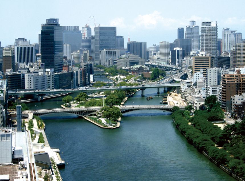 【大阪市中央区糸屋町のマンションの公園】