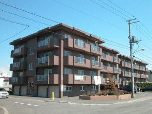 【札幌市東区東苗穂三条のマンションの建物外観】