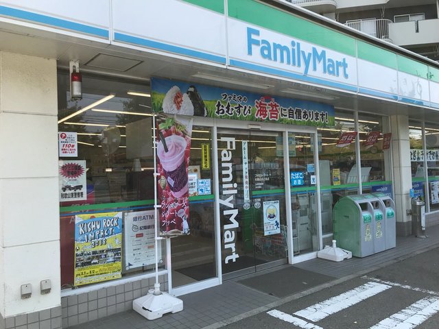 【シャルマンフジ和歌山駅前のコンビニ】