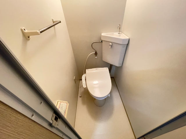 トイレ　温水洗浄便座付きです。