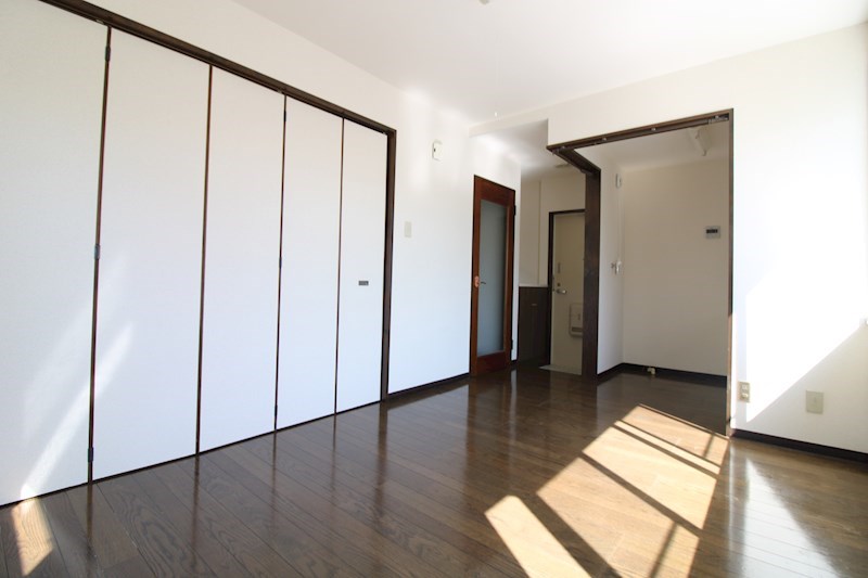 居室・リビング　日がさし明るいリビングです。