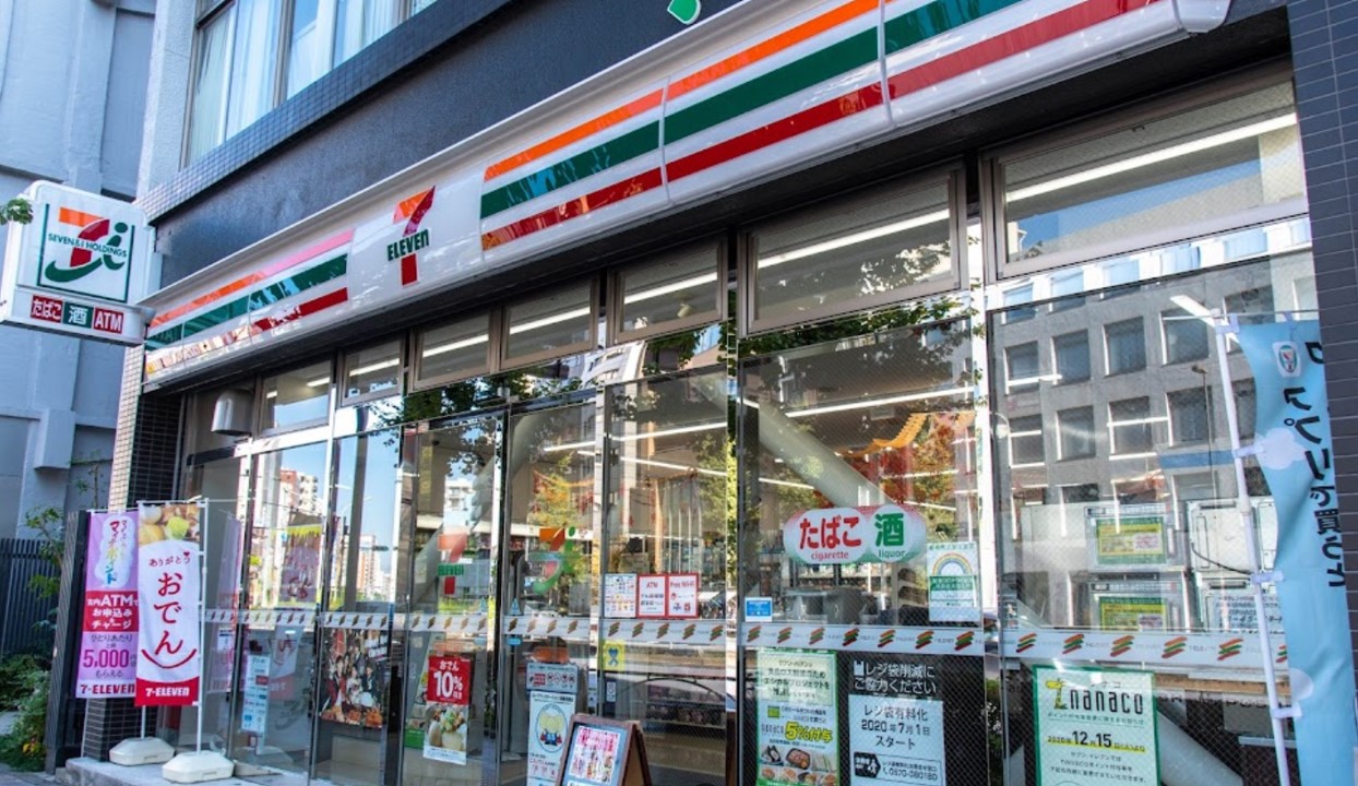 コンビニ　セブンイレブン台東蔵前2丁目店（コンビニ）まで321m