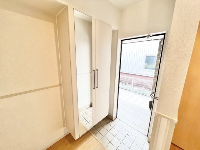 玄関　※別部屋参考写真